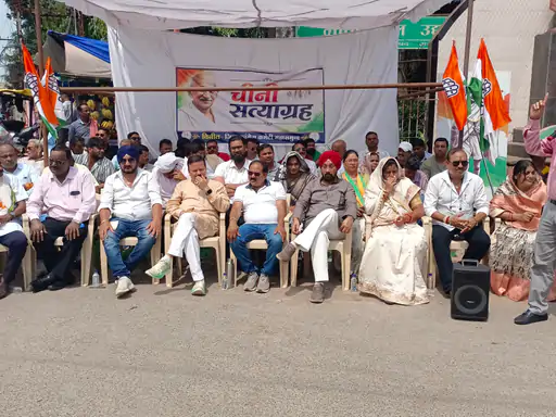 महासमुंद में शुक्रवार को जिला कांग्रेस कमेटी ने चीनी की बढ़ती कीमतों के विरोध में नेहरू चौक स्थित नेहरू प्रतिमा के पास 'चीनी सत्याग्रह' किया Chhattisgarh Crimes