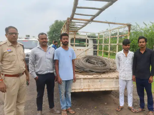 कोरबा जिले के बालको नगर थाना क्षेत्र में चोरों ने चालू बिजली लाइन के 5 खंभों को हथौड़े से तोड़कर शॉर्ट सर्किट कर दिया और इसके बाद बिजली टावर गिराकर एल्युमिनियम कंडक्टर वायर चोरी कर लिया Chhattisgarh Crimes