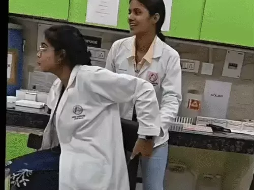 छत्तीसगढ़ के दुर्ग जिला अस्पताल की अटल आरोग्य लैब में ब्लड सैंपल लेकर रील बनाने वाली 3 महिला टेक्नीशियनों को बर्खास्त कर दिया गया Chhattisgarh Crimes