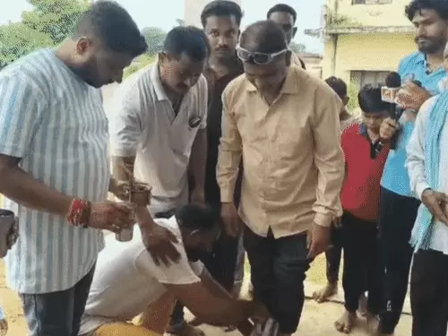 छत्तीसगढ़ के धमतरी जिले के नवागांव में धर्मांतरित महिला की मौत के बाद अंतिम संस्कार को लेकर विवाद हो गया Chhattisgarh Crimes