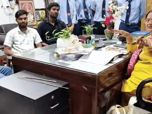 छत्तीसगढ़ के बलौदाबाजार में स्वामी आत्मानंद उत्कृष्ट हिंदी माध्यम स्कूल के टीचर नरेश तिवारी पर छात्राओं से गाली-गलौज और मारपीट करने का आरोप लगा Chhattisgarh Crimes