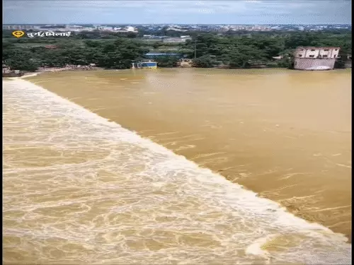 दुर्ग जिले में शुक्रवार को लगातार हो रही भारी बारिश के बीच प्रशासन ने 25 सितंबर को सभी स्कूलों में एक दिन की छुट्टी घोषित कर दी Chhattisgarh Crimes
