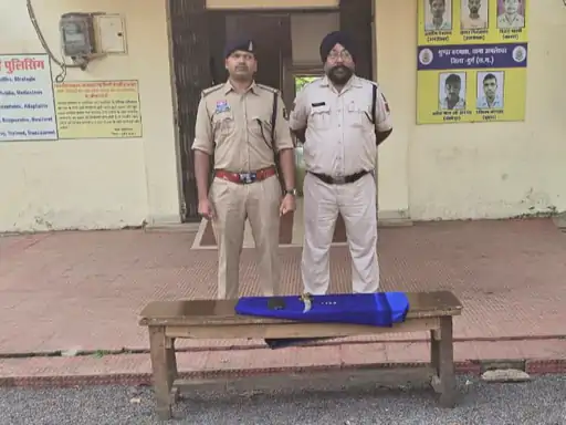 दुर्ग जिले के अमलेश्वर थाना क्षेत्र में सड़क पर महिला को चाकू दिखाकर मंगलसूत्र लूटने के मामले में पुलिस ने दो नाबालिगों को पकड़ा Chhattisgarh Crimes