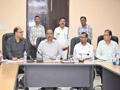 रायपुर संभागायुक्त श्याम धावडे की अध्यक्षता में लंबित राजस्व मामलों और भारतमाला परियोजना के लिए जमीन लेने से जुड़े मामलों की समीक्षा बैठक हुई Chhattisgarh Crimes