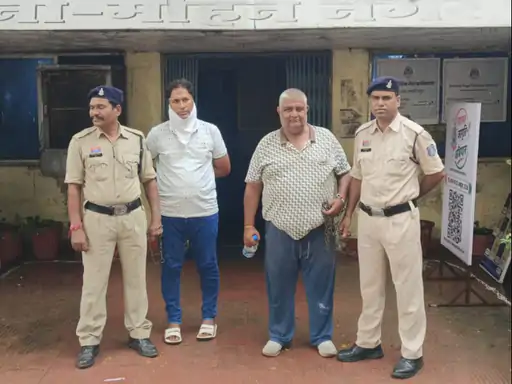 दुर्ग जिले के मोहन नगर थाना पुलिस ने बिना पंजीयन नंबर वाले वाहन की खरीदी-बिक्री और दूसरे वाहन का पंजीयन नंबर इस्तेमाल करने के मामले में 2 फरार आरोपियों को गिरफ्तार किया Chhattisgarh Crimes