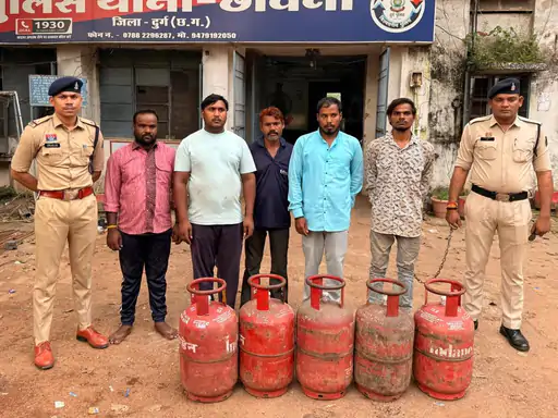 भिलाई के छावनी थाना क्षेत्र में वाहन समेत 36 घरेलू एलपीजी गैस सिलेंडर चोरी करने के मामले का पुलिस ने खुलासा किया Chhattisgarh Crimes