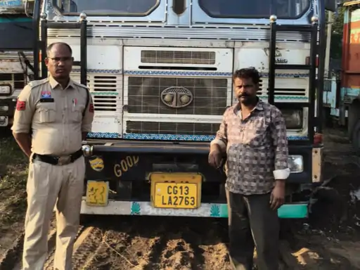 छत्तीसगढ़ के रायगढ़ जिले में पुलिस ने अवैध कबाड़ से भरा 12 चक्का ट्रक पकड़ा है Chhattisgarh Crimes