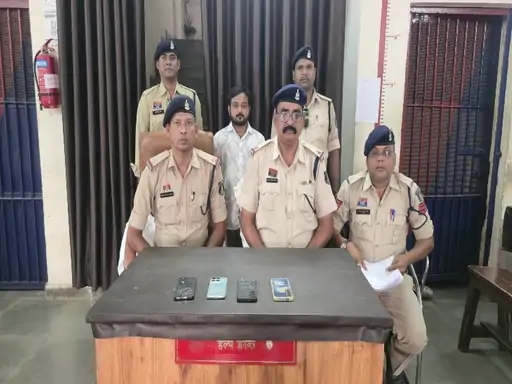जांजगीर-चांपा के बुधवारी बाजार में सब्जी खरीदने पहुंचे लोगों के मोबाइल चोरी करने के मामले में पुलिस ने एक आरोपी को गिरफ्तार किया Chhattisgarh Crimes