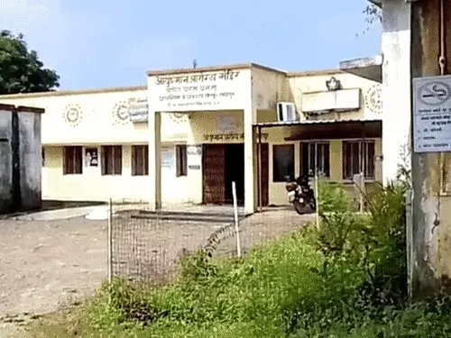 छत्तीसगढ़ के सूरजपुर जिले में गर्भवति ने प्राथमिक स्वास्थ्य केंद्र (PHC) के गेट के सामने बच्चे को जन्म दिया Chhattisgarh Crimes