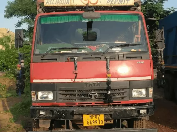 रायपुर के मंदिर हसौद इलाके में मवेशियों को भरकर ले जा रहे खड़े आयशर वाहन में 12 भैंसें मृत मिलीं Chhattisgarh Crimes