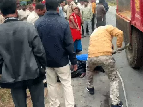 सूरजपुर जिले के सलका-करौटी मुख्य मार्ग पर टईया गांव के पास ट्रक और बाइक की भिड़ंत में पति-पत्नी की मौके पर ही मौत हो गई Chhattisgarh Crimes