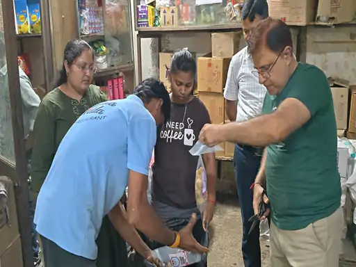 नवरात्रि में लोगों को साफ और सुरक्षित खाद्य सामग्री मुहैया कराने के लिए खाद्य-औषधि प्रशासन विभाग की टीम जिले में दुकानों की जांच कर रही Chhattisgarh Crimes